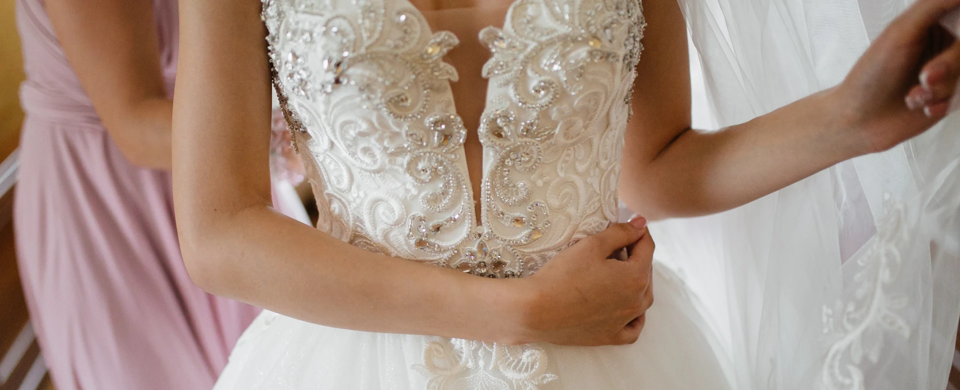 Vestido de novia con encaje confeccionado a medida