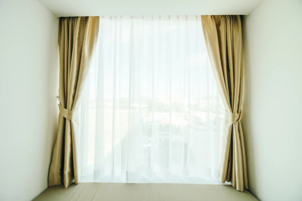 ¿Sabías que podrías estar perdiendo hasta el 30% del calor de tu casa por las ventanas? ¡No dejes que eso siga pasando! Hoy te contamos todo sobre las cortinas térmicas blackout, el arma secreta para transformar tu hogar en un refugio cálido y eficiente.