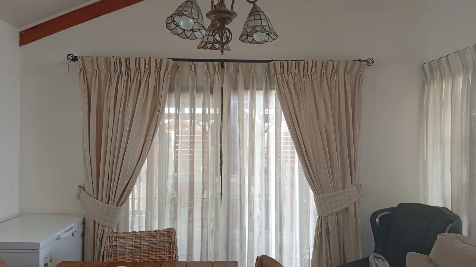 Cortinas comedor con alzapaños