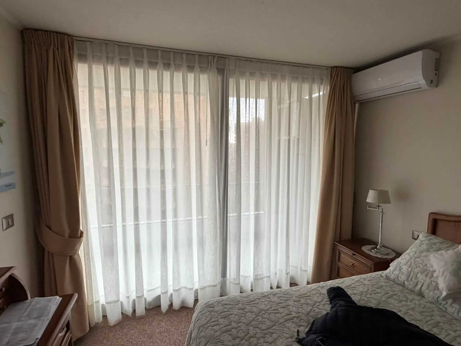 Cortinas de dormitorio beige con visillo