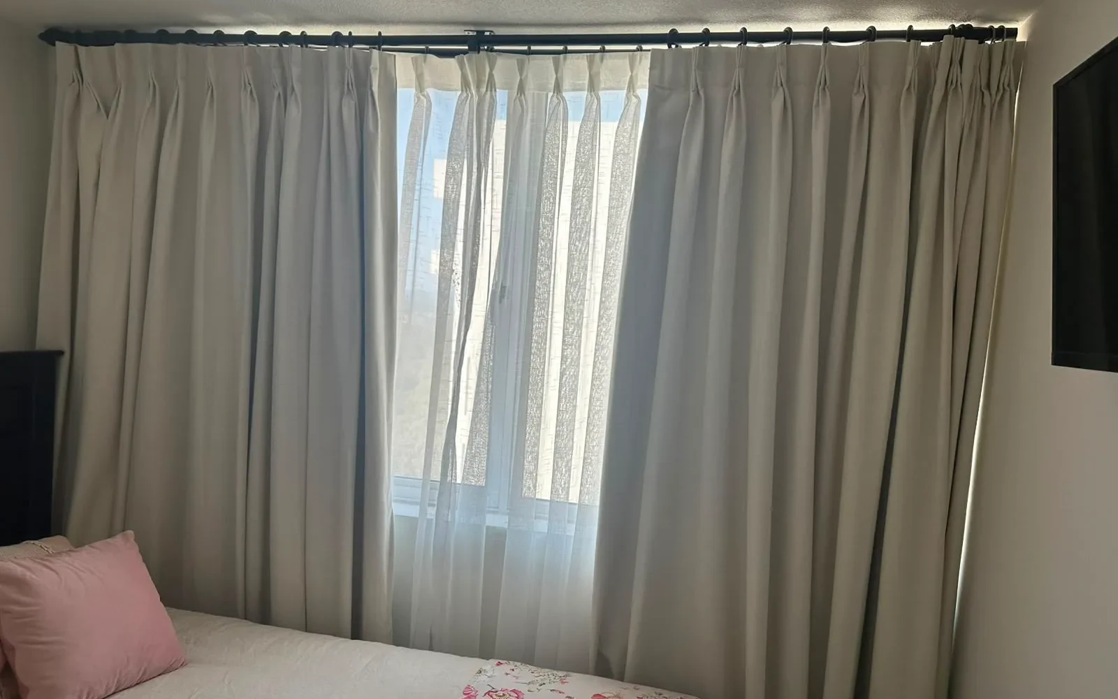 Cortinas opacas gris oscuro en dormitorio