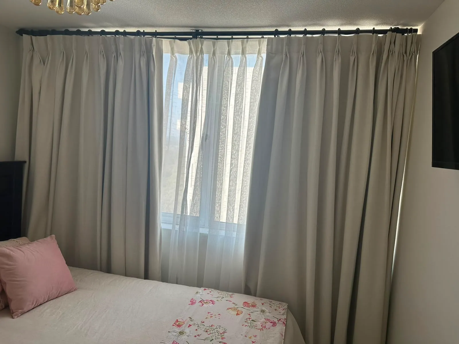 Cortinas opacas gris oscuro en dormitorio