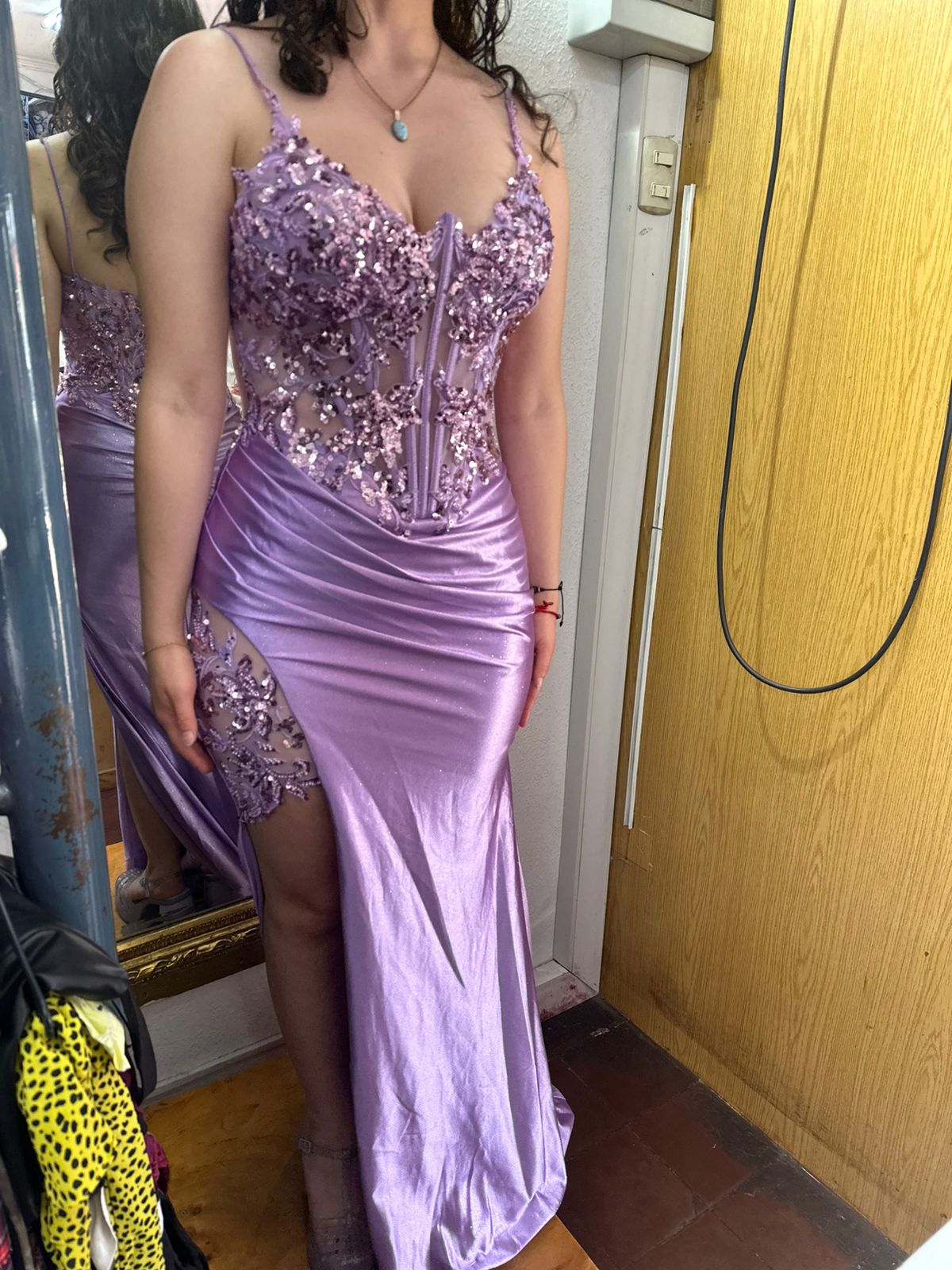 Vestido de fiesta lila lentejuelas para graduación ajustado en Sastrería La Reina Santiago